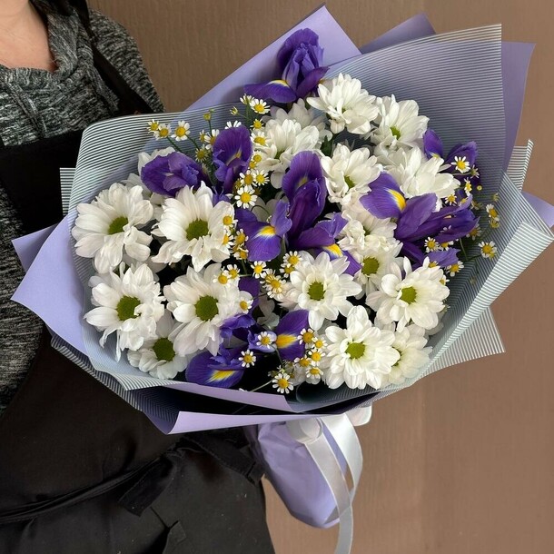 Букет из ирисов и ромашек, артикул F1354033 - 7333 рублей, доставка по городу. Flawery - доставка цветов