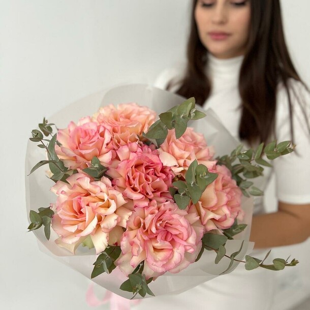 Французские розы с эвкалиптом, артикул F1354039 - 4627 рублей, доставка по городу. Flawery - доставка цветов