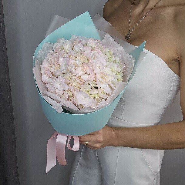 Букет с гортензией "кети", артикул F1354043 - 2068 рублей, доставка по городу. Flawery - доставка цветов