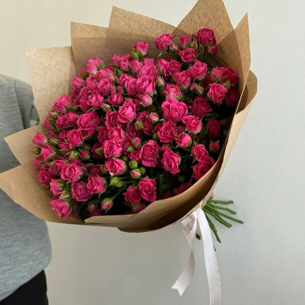 Букет из 17 ярких кустовых роз, артикул F1354195 - 12421 рублей, доставка по городу. Flawery - доставка цветов