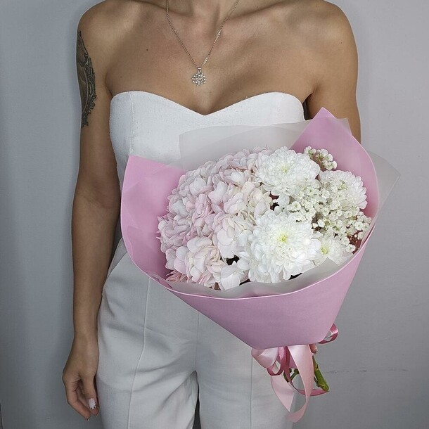 Букет с гортензией "анетта", артикул F1354203 - 2700 рублей, доставка по городу. Flawery - доставка цветов