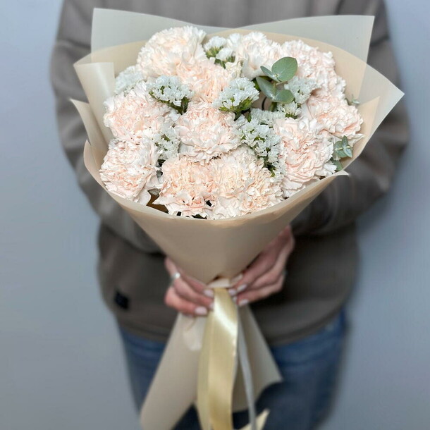 Кремовый диантус со статицей и эвкалиптом, артикул F1354224 - 4332 рублей, доставка по городу. Flawery - доставка цветов