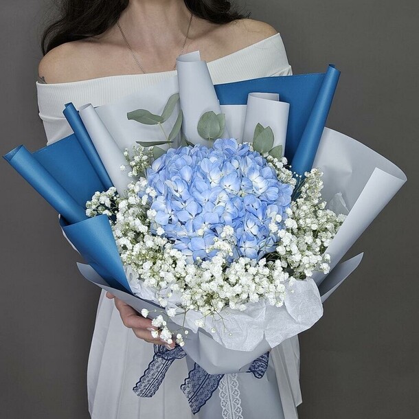 Комплимент из гортензии и гипсофилы, артикул F1354249 - 2405 рублей, доставка по городу. Flawery - доставка цветов