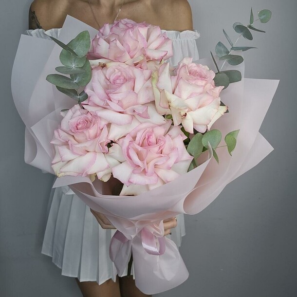 Букет французских роз с эвкалиптом, артикул F1354271 - 4146 рублей, доставка по городу. Flawery - доставка цветов