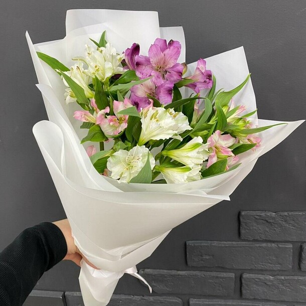 Комплимент из моно альстромерии микс, артикул F1354286 - 2707 рублей, доставка по городу. Flawery - доставка цветов