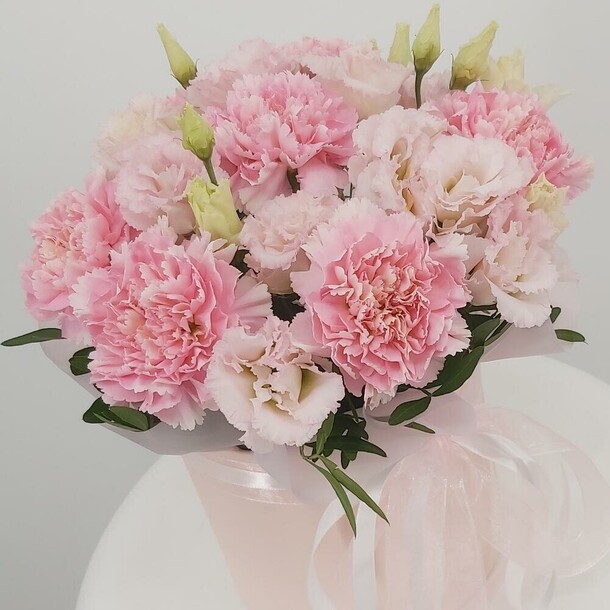 Цветы в коробке диантусы и эустома, артикул F1354337 - 6783 рублей, доставка по городу. Flawery - доставка цветов