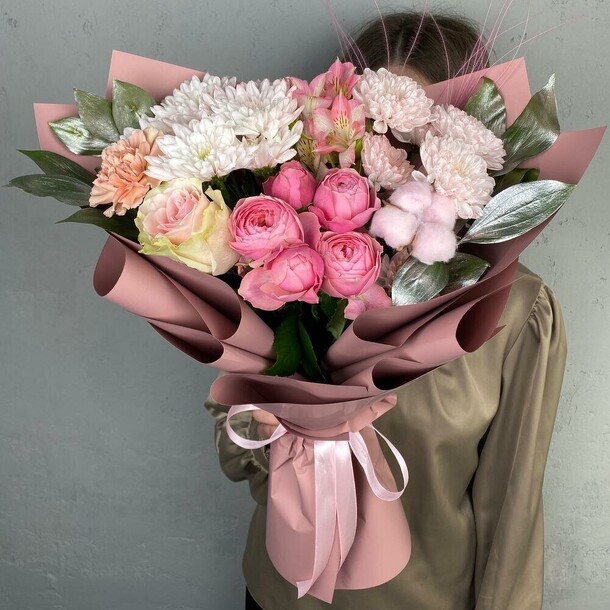 Букет из роз и хризантем, артикул F1354393 - 6105 рублей, доставка по городу. Flawery - доставка цветов