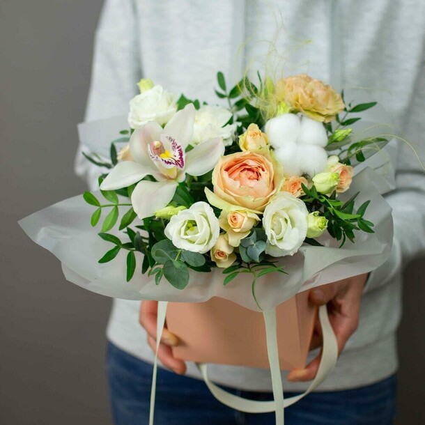 Цветы в коробке доброе утро, артикул F1354429 - 7700 рублей, доставка по городу. Flawery - доставка цветов