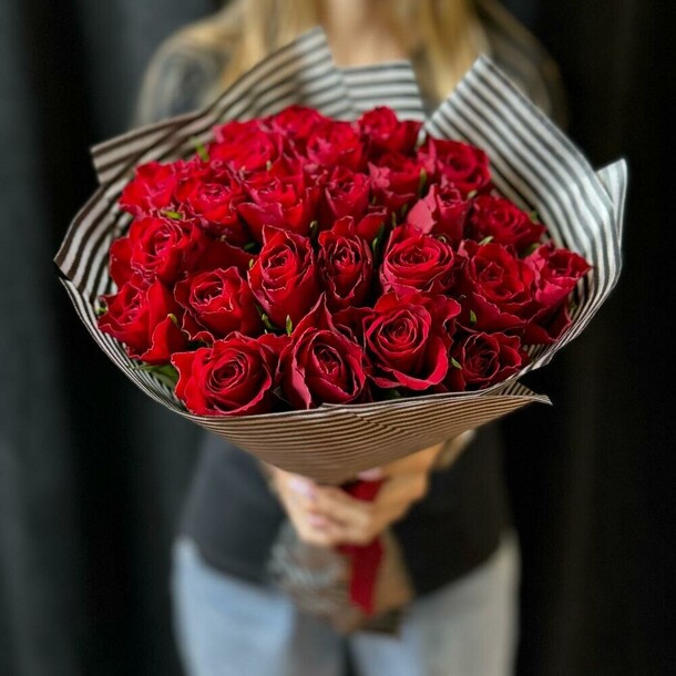 25 роз, артикул F1354432 - 16390 рублей, доставка по городу. Flawery - доставка цветов