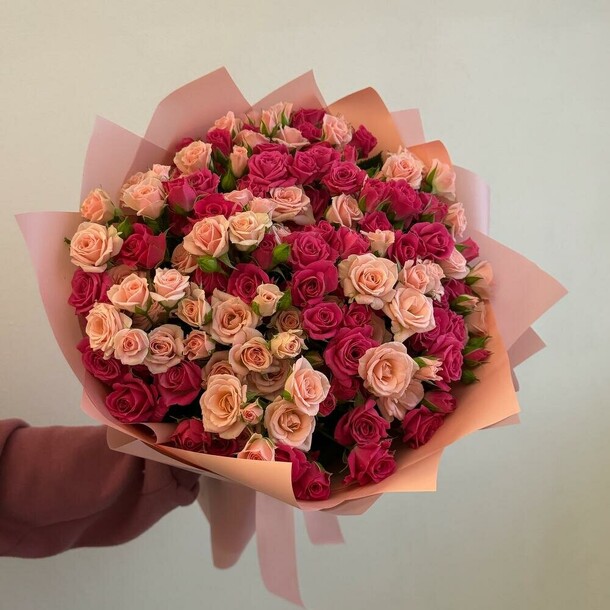 Кустовые розы в стильной упаковке, артикул F1354452 - 21560 рублей, доставка по городу. Flawery - доставка цветов