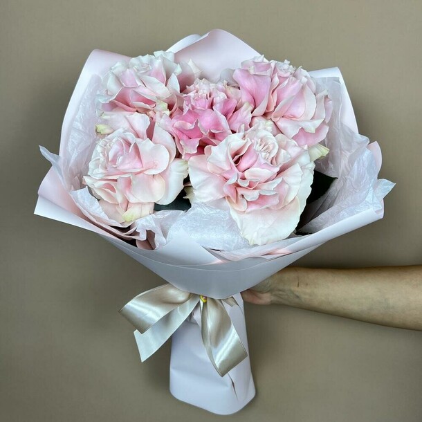 Ажурные розы в нежном исполнении💕 комплимент, артикул F1354557 - 3850 рублей, доставка по городу. Flawery - доставка цветов