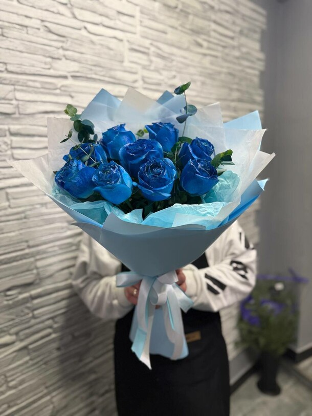 Букет из синих роз, артикул F1350427 - 8759 рублей, доставка по городу. Flawery - доставка цветов