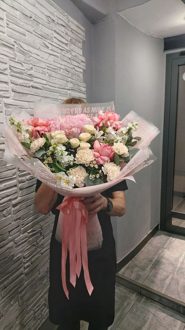 Букет розовая симфония, артикул F1350833 - 8626 рублей, доставка по городу. Flawery - доставка цветов