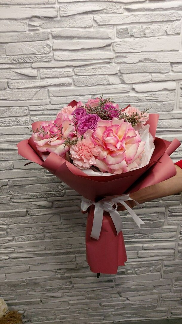 Букет роз комплимент, артикул F1350874 - 5445 рублей, доставка по городу. Flawery - доставка цветов