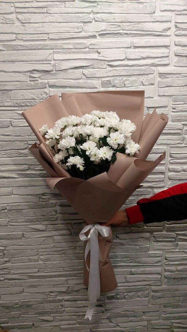 Букет гигант из 5 белых хризантем, артикул F1350949 - 3472 рублей, доставка по городу. Flawery - доставка цветов