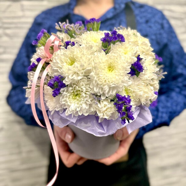 Композиция из хризантем, артикул F1351046 - 4445 рублей, доставка по городу. Flawery - доставка цветов