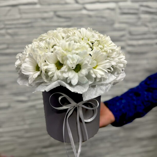 Хризантемы в шляпной коробке, артикул F1351078 - 3469 рублей, доставка по городу. Flawery - доставка цветов