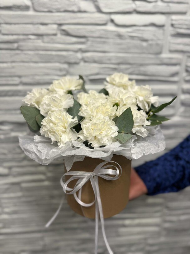 Диантусы белые в шляпной коробке, артикул F1351079 - 5092 рублей, доставка по городу. Flawery - доставка цветов