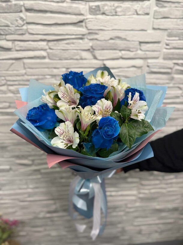 Букет из синих роз и альстромерий, артикул F1351102 - 6178 рублей, доставка по городу. Flawery - доставка цветов