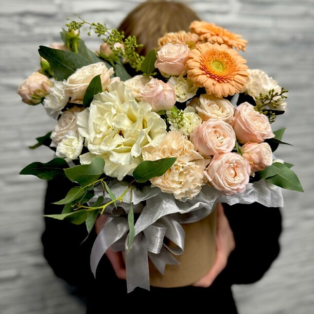 Композиция в шляпной коробке робкость, артикул F1351104 - 7344 рублей, доставка по городу. Flawery - доставка цветов