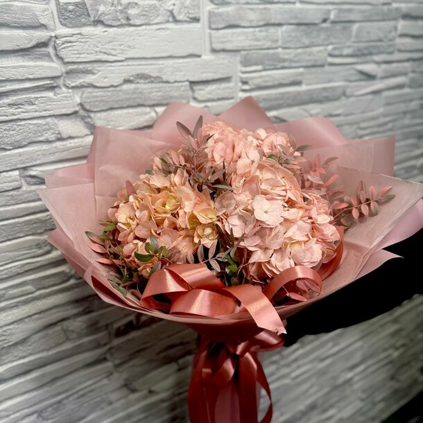 Монобукет из персиковых гортензий, артикул F1351117 - 4682 рублей, доставка по городу. Flawery - доставка цветов