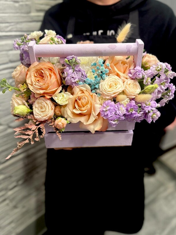 Цветочная композиция в ящике, артикул F1351127 - 8489 рублей, доставка по городу. Flawery - доставка цветов