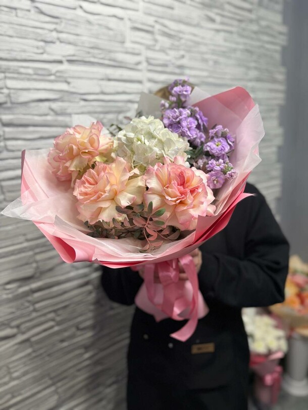 Букет пышный микс, артикул F1351128 - 5236 рублей, доставка по городу. Flawery - доставка цветов