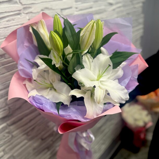 Букет из лилий, артикул F1351131 - 5837 рублей, доставка по городу. Flawery - доставка цветов