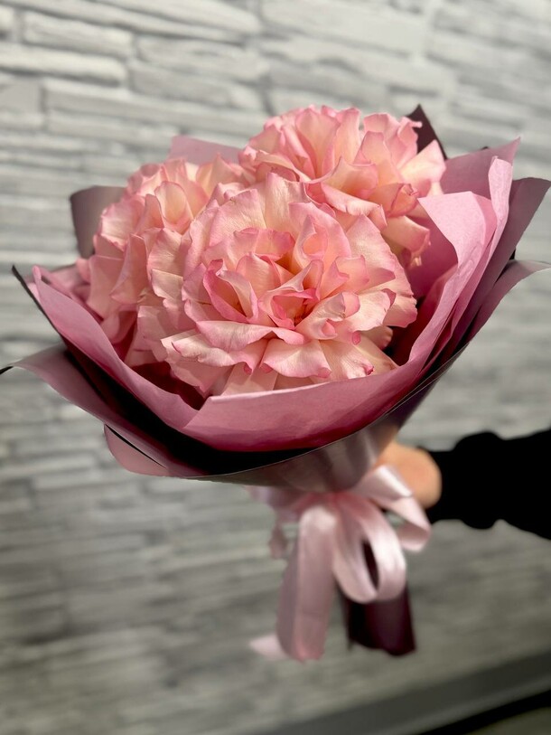 Монобукет из 3-х французских роз, артикул F1351272 - 3120 рублей, доставка по городу. Flawery - доставка цветов