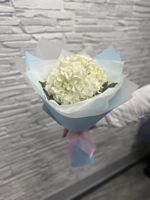 Букет с гортензией, артикул F1351341 - 2076 рублей, доставка по городу. Flawery - доставка цветов
