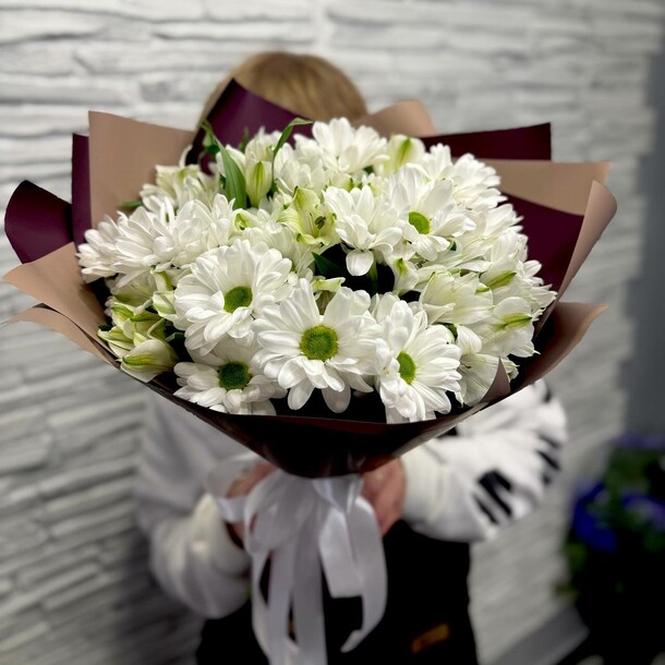 Букет из ромашковой хризантемы и альстромерии, артикул F1351440 - 4895 рублей, доставка по городу. Flawery - доставка цветов