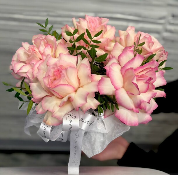 Французские розы в коробке, артикул F1354087 - 5914 рублей, доставка по городу. Flawery - доставка цветов