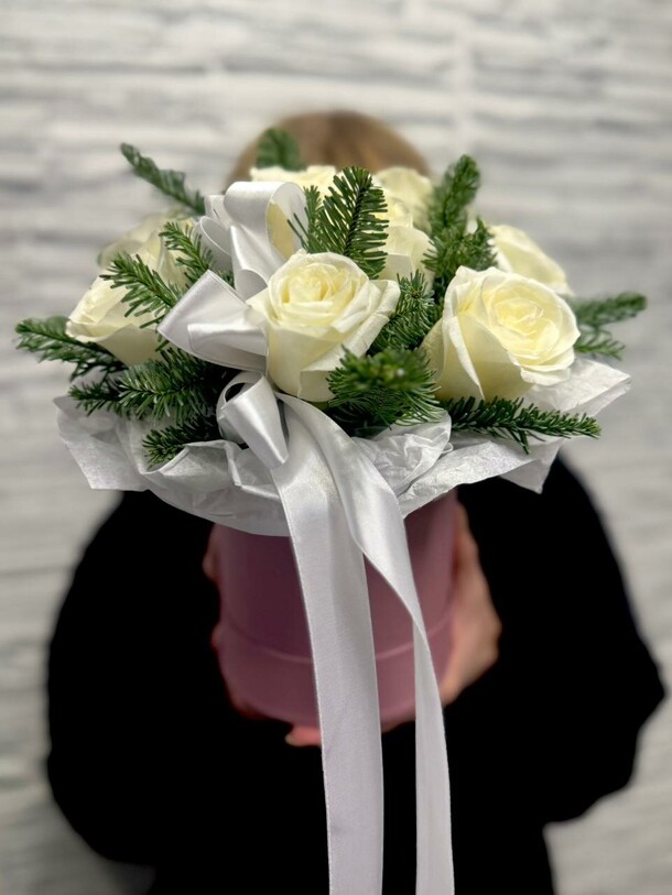 Белые розы в шляпной коробке, артикул F1355649 - 6558 рублей, доставка по городу. Flawery - доставка цветов