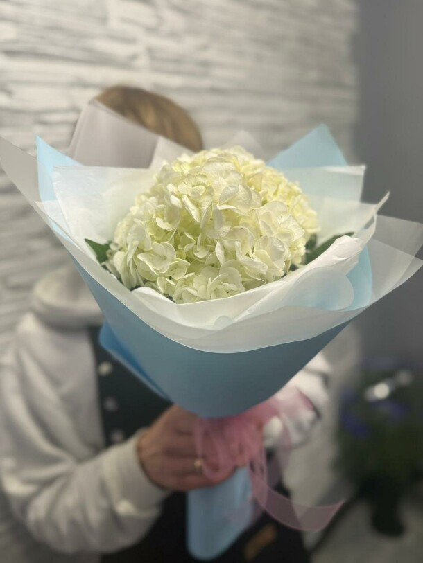 Букет с белой гортензией, артикул F1355837 - 2076 рублей, доставка по городу. Flawery - доставка цветов