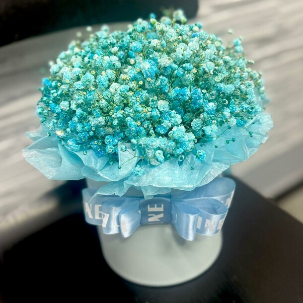 Композиция в шляпной коробке из голубой гипсофилы, артикул F1357048 - 3189 рублей, доставка по городу. Flawery - доставка цветов