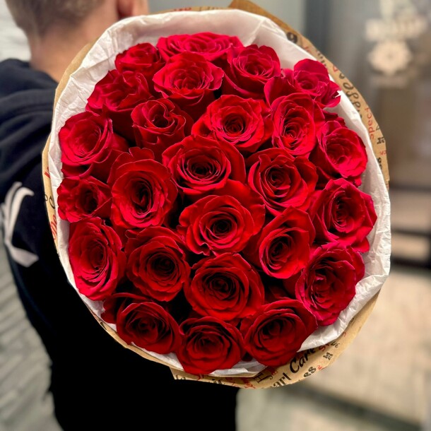 Букет 25 красных роз, артикул F1357174 - 10945 рублей, доставка по городу. Flawery - доставка цветов