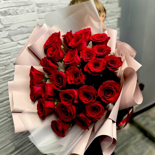 Букет гигант 25 роз, артикул F1357184 - 12640 рублей, доставка по городу. Flawery - доставка цветов