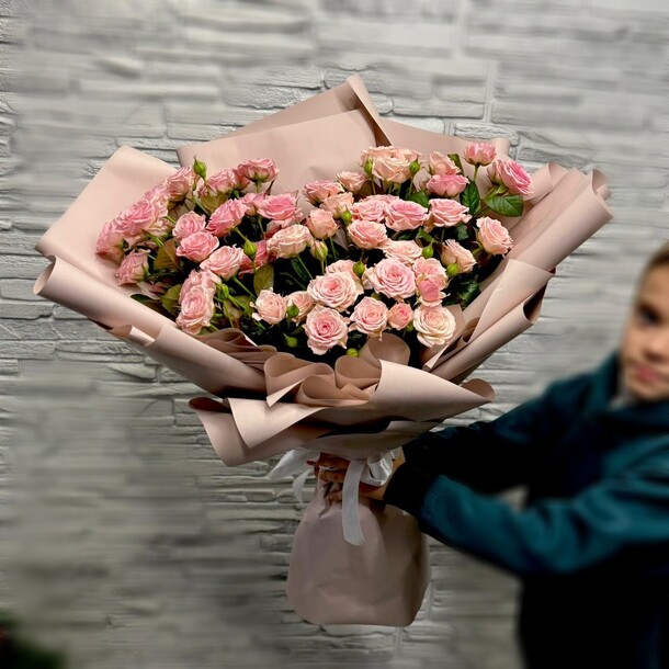 Букет из кустовых роз, артикул F1359214 - 10453 рублей, доставка по городу. Flawery - доставка цветов