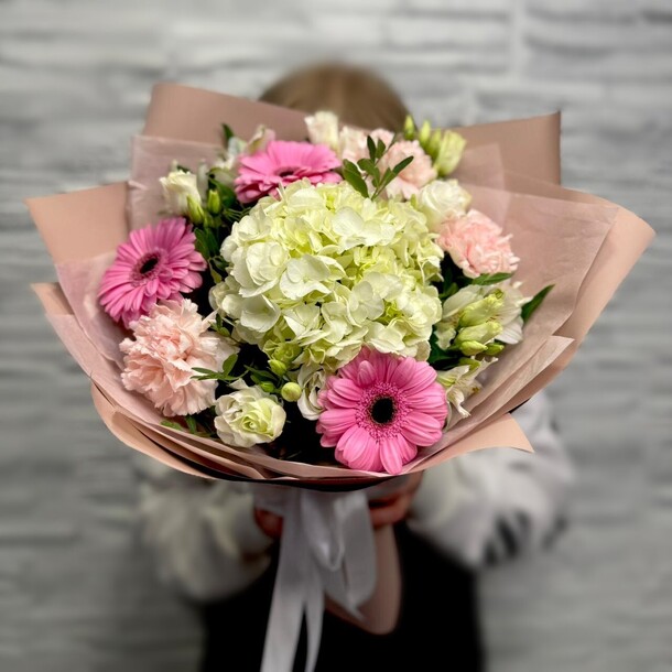 Букет с гортензией, артикул F1360817 - 6212 рублей, доставка по городу. Flawery - доставка цветов