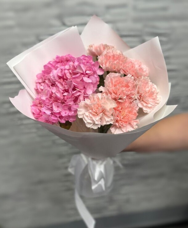 Букет с розовой гортензией, артикул F1365066 - 3304 рублей, доставка по городу. Flawery - доставка цветов