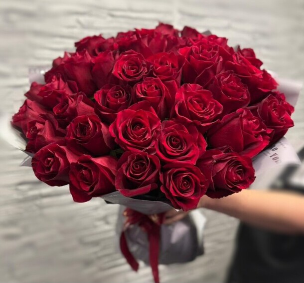 Букет из 39 роз, артикул F1365089 - 16308 рублей, доставка по городу. Flawery - доставка цветов