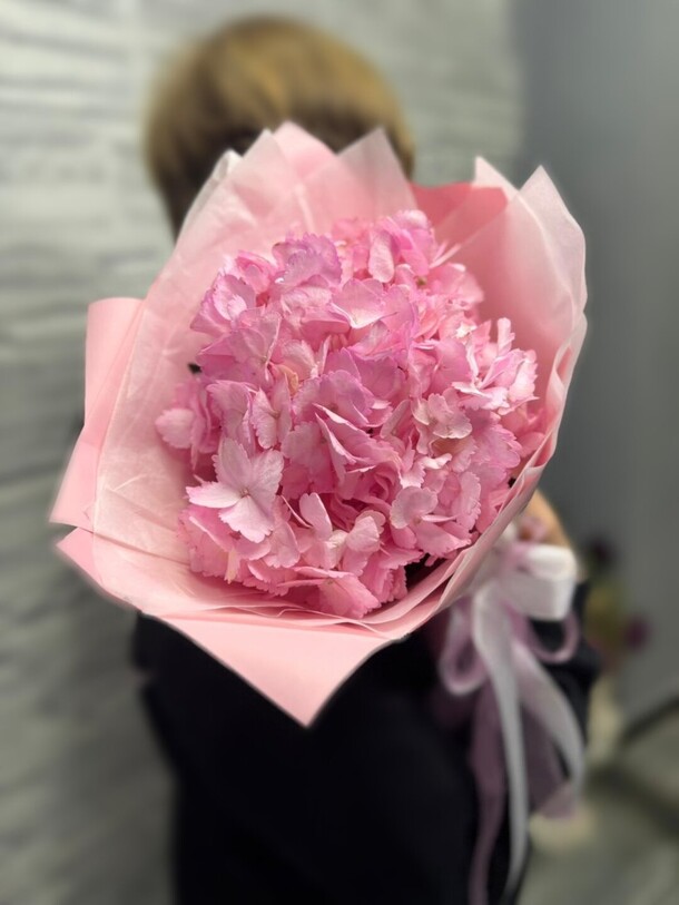 Монобукет с розовой гортензией, артикул F1365756 - 2129 рублей, доставка по городу. Flawery - доставка цветов