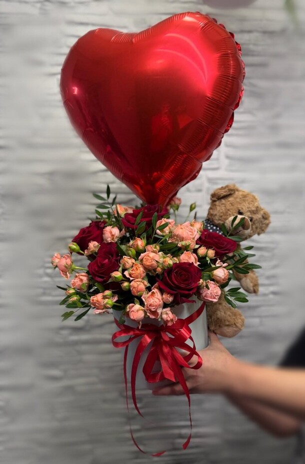 Композиция розы с игрушкой медведь, артикул F1365902 - 7838 рублей, доставка по городу. Flawery - доставка цветов