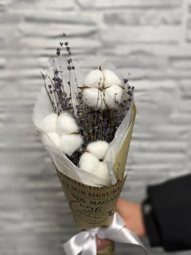 Букетик из лаванды и хлопка, артикул F1366429 - 1546 рублей, доставка по городу. Flawery - доставка цветов