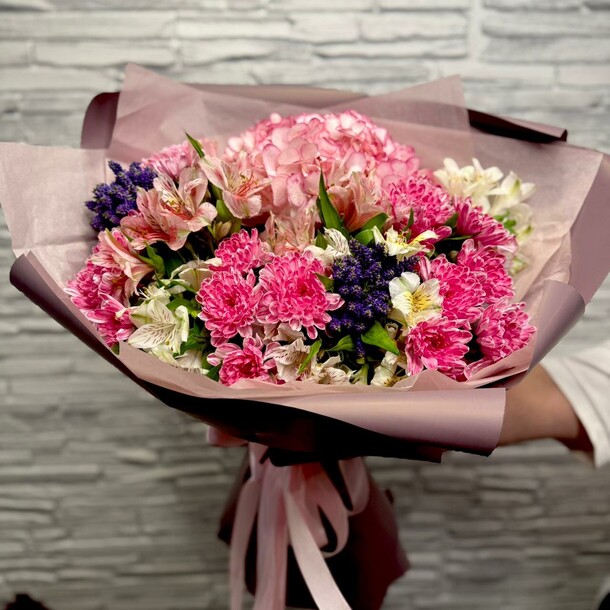 Букет с гортензией "волшебный сад", артикул F1366947 - 8472 рублей, доставка по городу. Flawery - доставка цветов