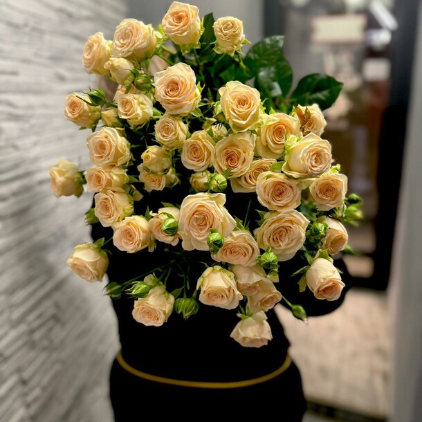 Букет из 7 кустовых роз карамель, артикул F1367138 - 6569 рублей, доставка по городу. Flawery - доставка цветов