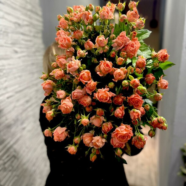 Букет из 7 кустовых роз парадиз, артикул F1367145 - 6205 рублей, доставка по городу. Flawery - доставка цветов