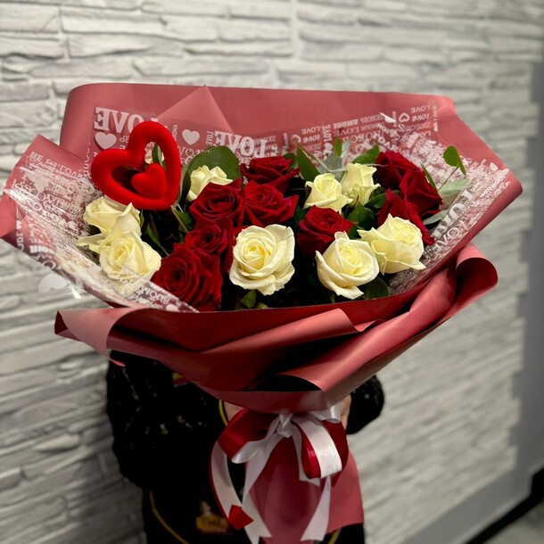 Букет из 19 роз, артикул F1367177 - 8905 рублей, доставка по городу. Flawery - доставка цветов