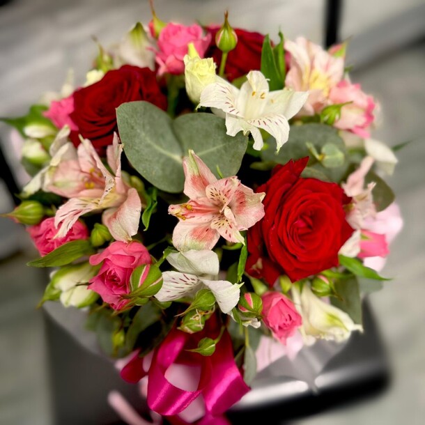 Композиция из роз и альстромерий, артикул F1367454 - 5936 рублей, доставка по городу. Flawery - доставка цветов