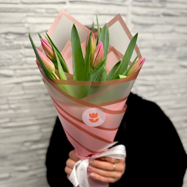 Монобукет из 5 тюльпанов, артикул F1367684 - 2520 рублей, доставка по городу. Flawery - доставка цветов